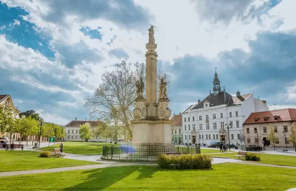 Statue vor der Kirche Mariä Himmelfahrt in Valtice, Tschechien