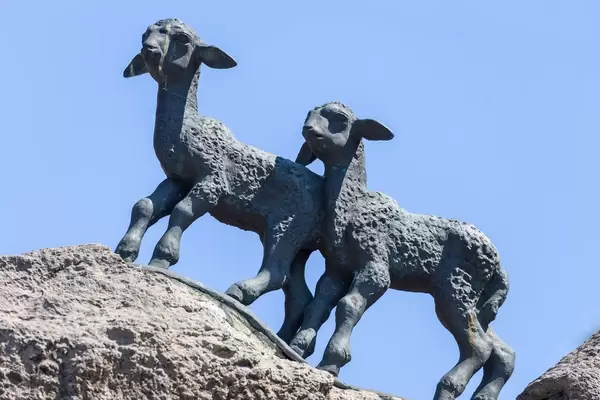 Statuen von Lämmern im Moskauer Zoo