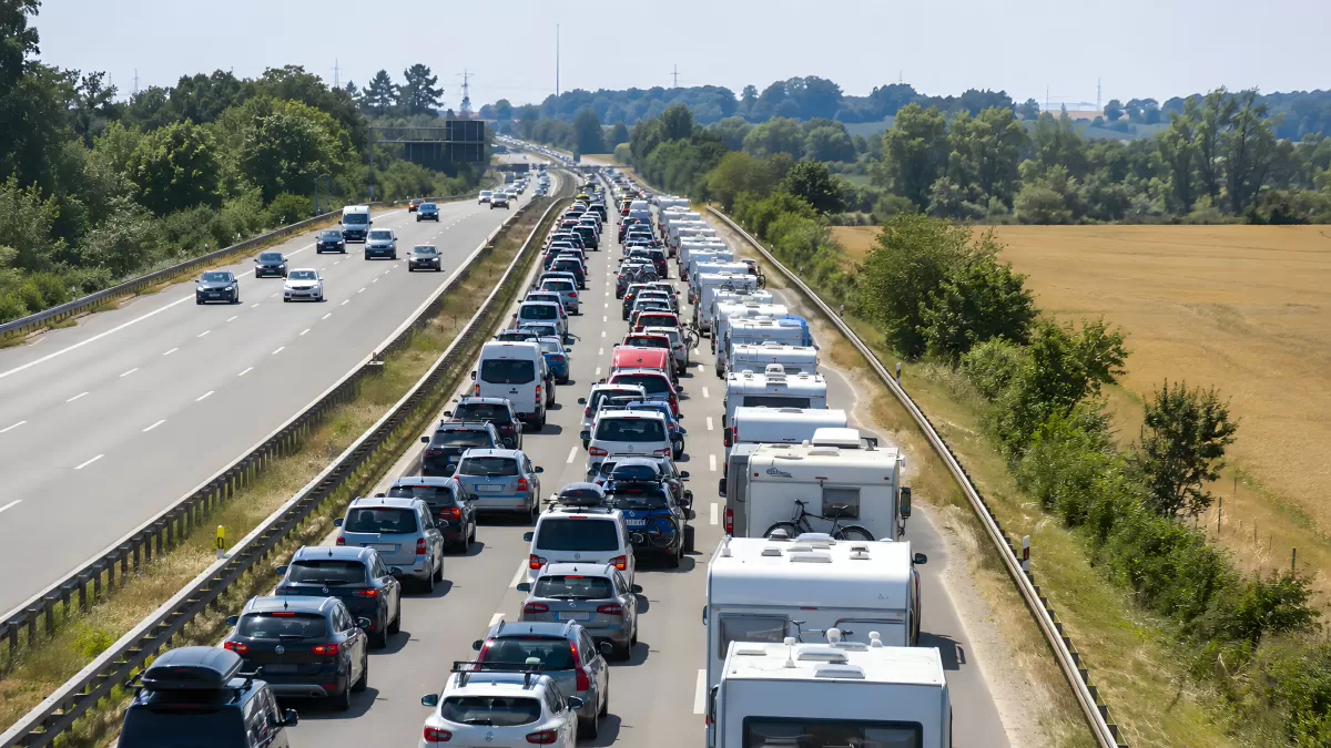 Stau auf der Autobahn mit Wohnwagen im Sommer