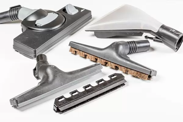 Staubsauger Bürsten vor weißem Hintergrund