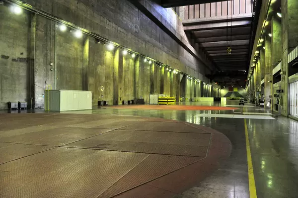 Staudamm Itaipu: Blick auf die Turbinen-Abdeckungen