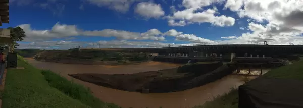 Staudamm Itaipu in Brasilien und Paraguay