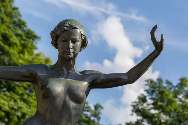 Staute einer nackten Frau im Gorki-Park