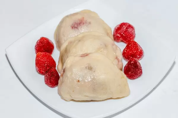 Steamed dumplings with fresh strawberries  Flip 2019