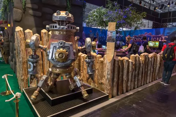 Steampunk-Roboter am Messestand von Torchlight Frontiers