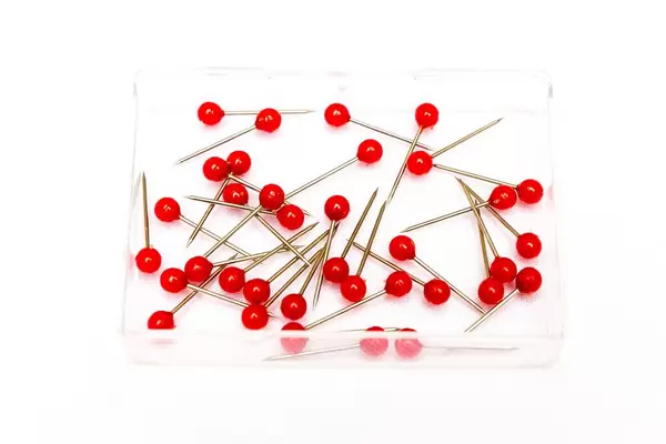 Stecknadeln mit rotem Kopf