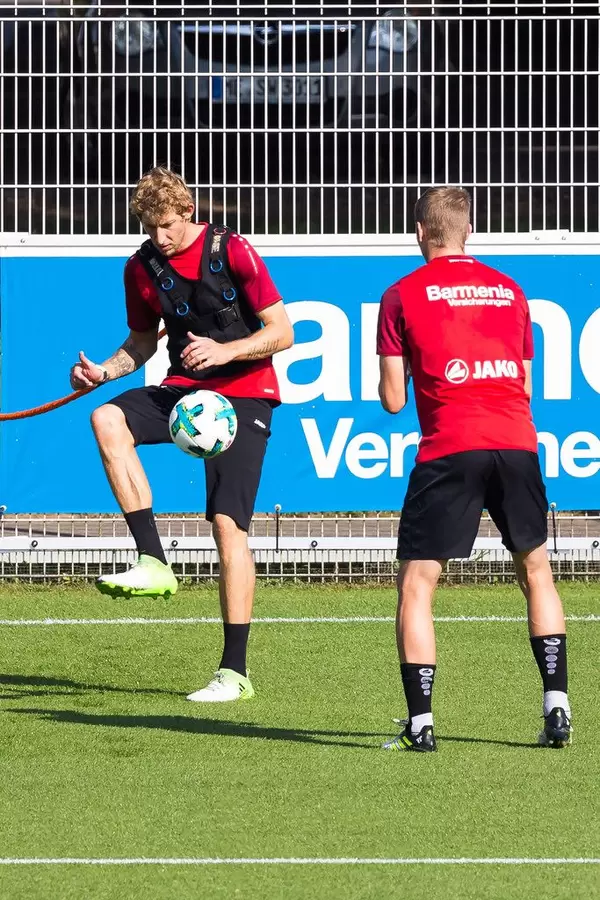 Stefan Kießling mit Gewichtsweste beim Training - Bayer 04 Leverkusen