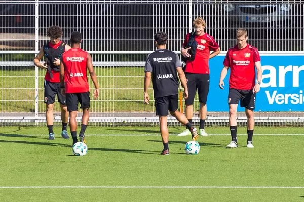 Stefan Kießling und André Ramalho mit Gewichtswesten beim Training - Bayer 04 Leverkusen