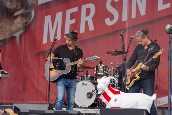 Stefan Knittler auf der Bühne zusammen mit Hennes VIII