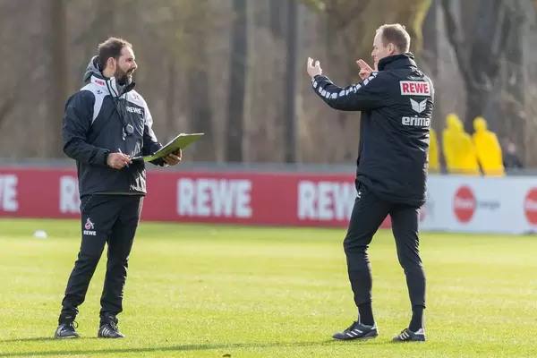 Stefan Ruthenbeck und Kevin McKenna besprechen den Trainingsablauf