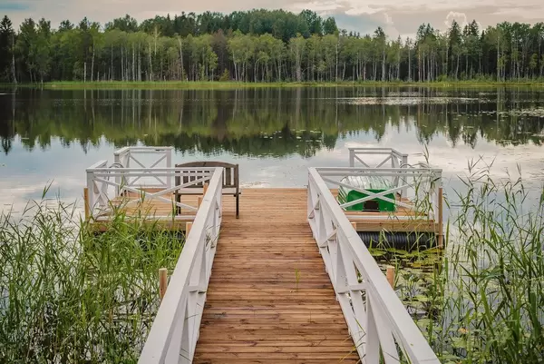 Steg mit Boot und Sitzbank am See