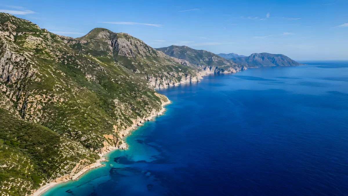 Steile Felsklippen treffen auf türkisblaues Mittelmeer