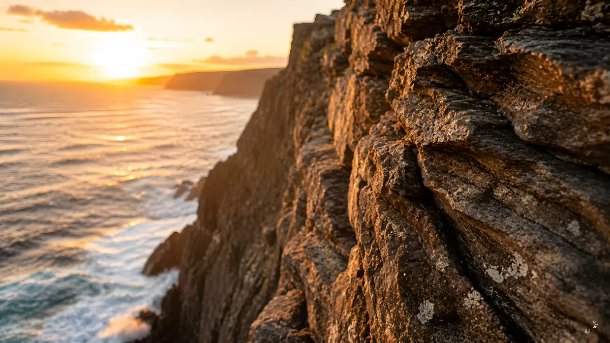 Steilküste im Sonnenuntergang am Atlantik