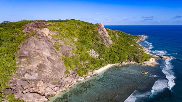 Steinige Küste in Baie Sainte Anne, Seychellen - Luftbildfotografie