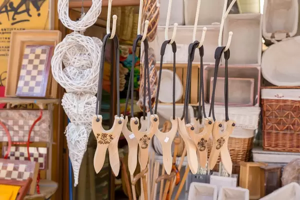 Steinschleudern in einem Geschäft in Thessaloniki