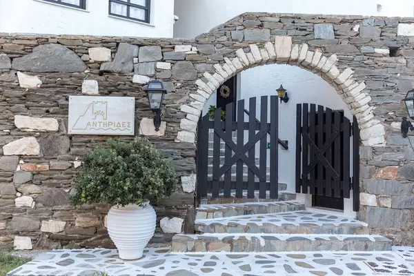 Steintreppe, Mauer und Eingangstor vor dem Hotel Antirides in Naoussa auf Paros, Griechenland
