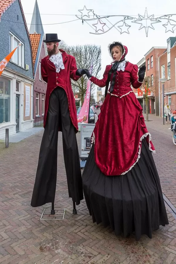 Stelzenläufer-Pärchen in schicken Kostümen in Joure, Niederlande