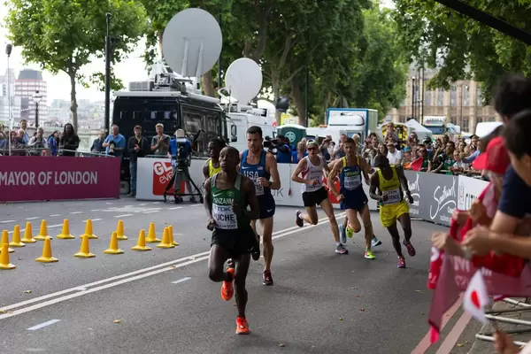 Stephno Gwandu Huche und weitere Läufer (Marathon Finale) IAAF Leichtathletik-Weltmeisterschaften 2017 in London