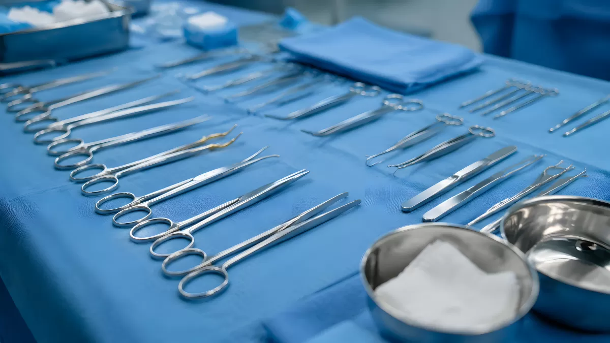 Sterile Operationsinstrumente auf blauem OP-Tuch