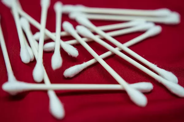 Sterile swabs on a red cloth (Flip 2019)