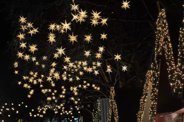 Sterne am Weihnachtsmarkt Neumarkt: Markt der Engel