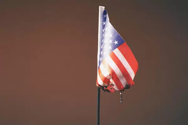 Sternenbanner zerstört nach dem  Sturm von Trump-Anhängern auf das Kapitol in Washington 2021