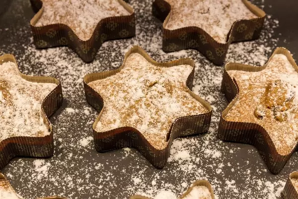 Sternenkuchen: sternförmige Backware mit Puderzucker