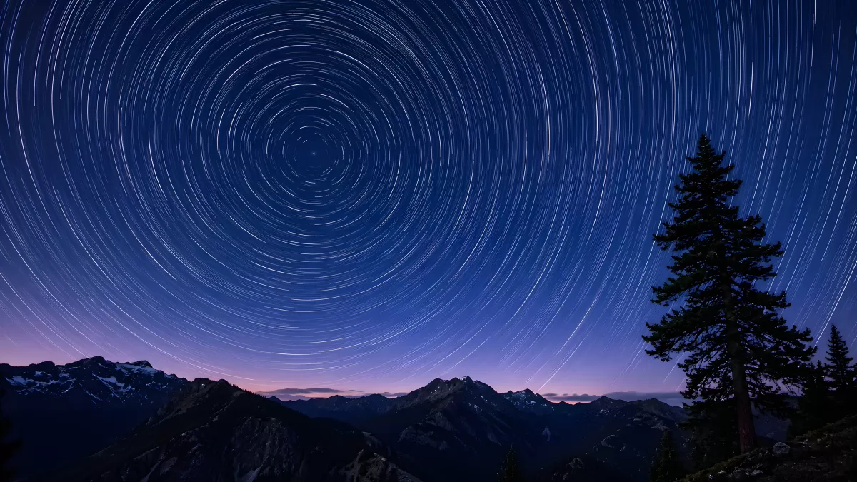 Sternenspuren über Bergpanorama in der Nacht