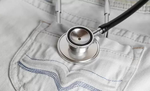 Stethoskop auf Kleidung bei einer Arztkontrolle