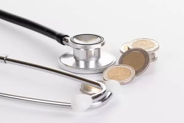 Stethoskop with 2 Euro Münzen auf weißem Hintergrund