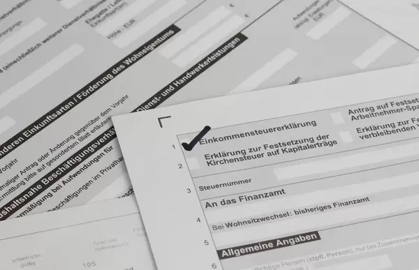 Steuererklärung: Einkommenssteuererklärung mit leeren Feldern wie Steuernummer und zuständigen Finanzamt - Nahansicht