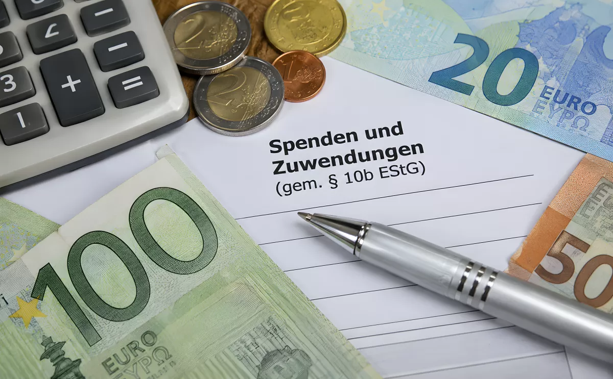 Steuererklärung mit Spenden und Euro-Scheinen