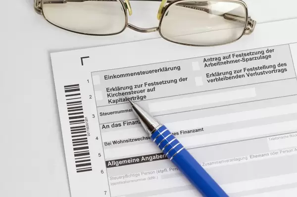 Steuererklärung mit einem Kugelschreiber und einer Brille