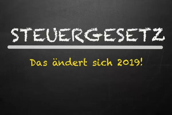 Steuergesetz - Das ändert sich 2019 auf einer Tafel