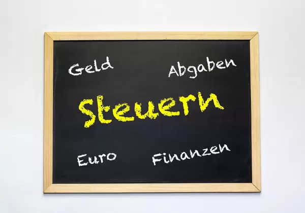 Steuern text on chalkboard