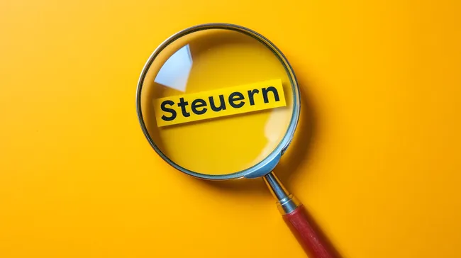 Steuern unter der Lupe - Detailliertes Stockfoto in hochauflösender Qualität
