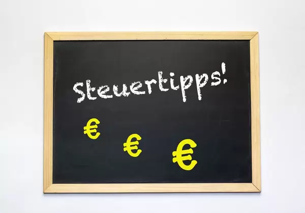 Steuertipps text on blackboard