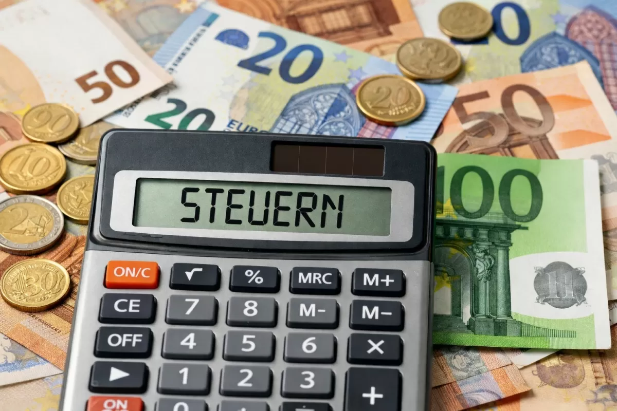 Steuerverwaltung und Finanzen - Taschenrechner und Euroscheine