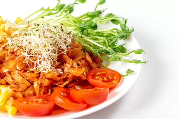 Stewed cabbage with micro-green onions, peas and tomato slices (Flip 2020)