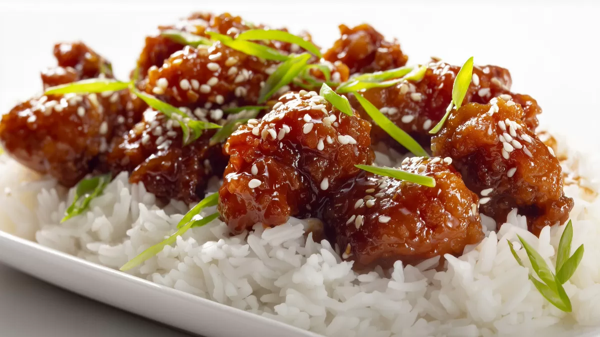 Sticky Sesame Chicken mit Reis und Frühlingszwiebeln