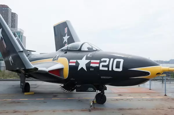 Stillgelegtes Flugzeug mit hochgeklappten Flügeln in New York City, USA