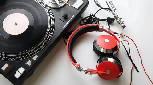 Stilvolle Musikzubehör auf weißem Hintergrund