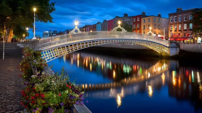 Stimmungsvolle Nachtansicht der Halfpenny-Brücke in Dublin