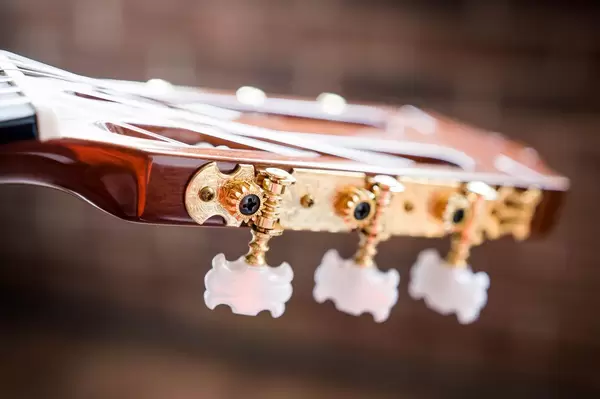 Stimmwirbel einer akustischen Gitarre