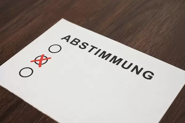 Stimmzettel mit Kreuz