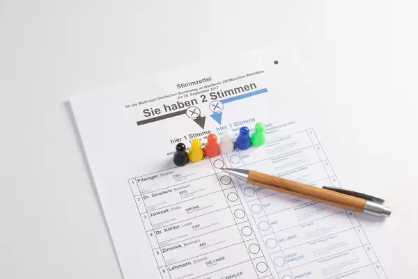 Stimmzettel mit Spielfiguren