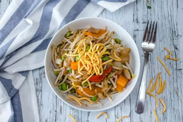 Stir Fry Gemüse in einer weißen Schale