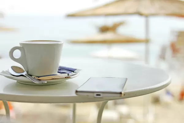 Stock: Kaffee und Smartphone (Kaffeepause)