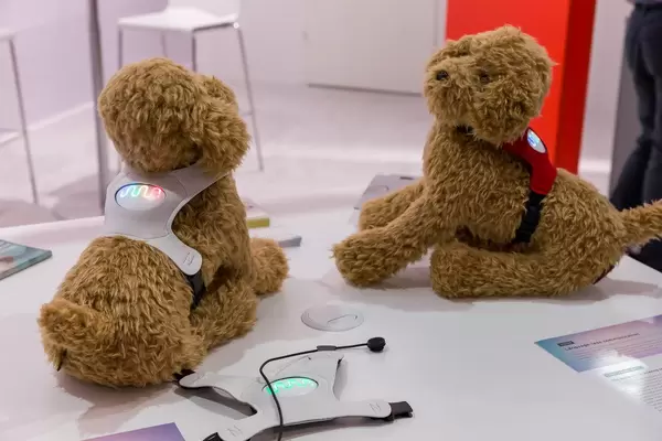 Stoffhunde tragen das smarte Hundegeschirr vin inupathy: Weltweit erster mentaler Visualizer für Hunde, basierend auf ihrer Herzfrequenzmessung