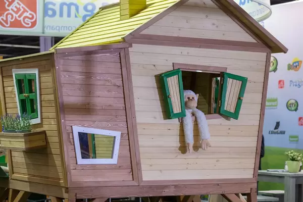 Stofftier Affe in einem Spielplatzhaus